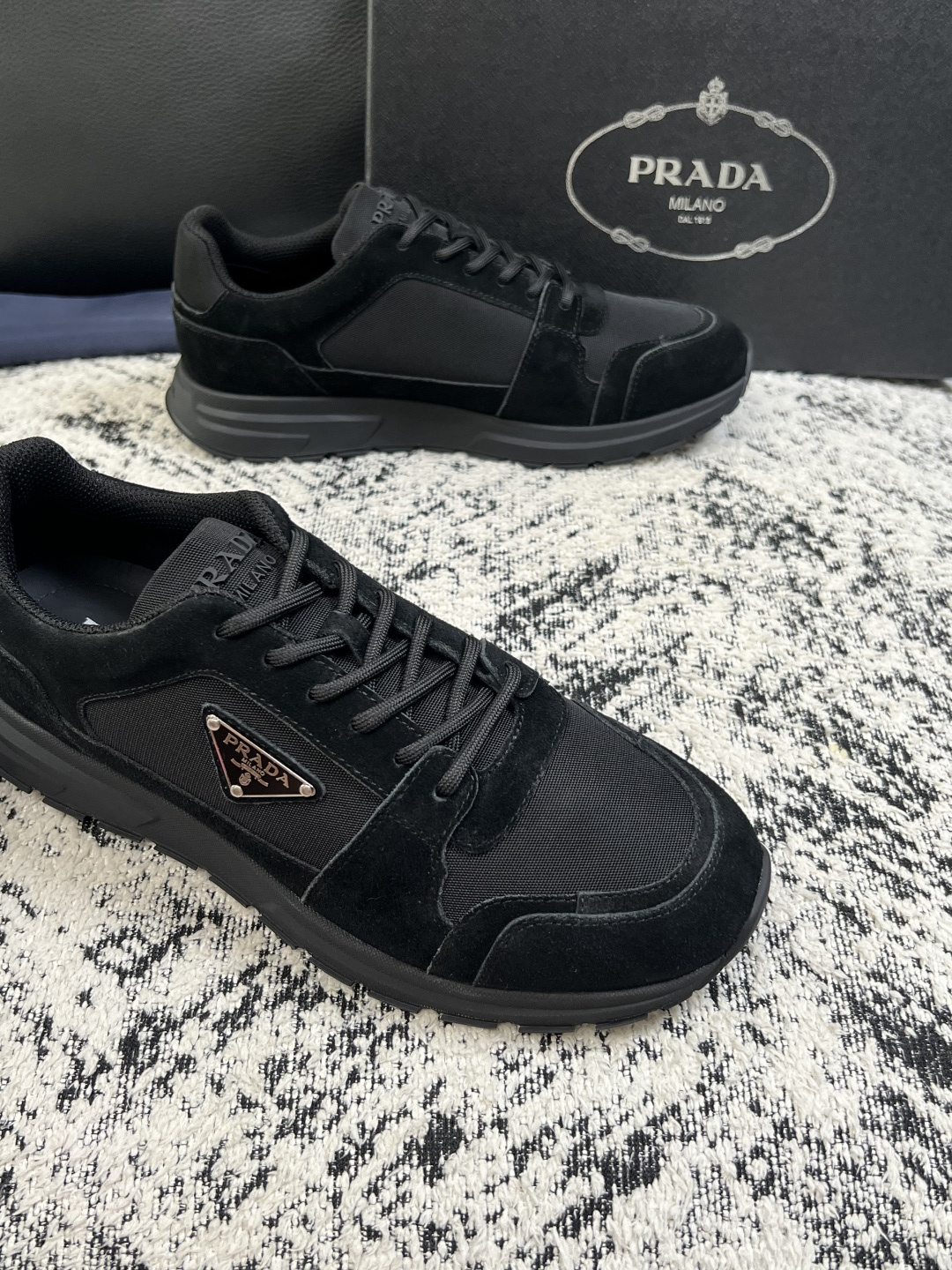 Prada  顶级工艺品，普拉达 专柜同步，原厂配置意大利进口牛皮拼布面料，进口牛皮内里垫，透气舒适，鞋底：原厂特供原版