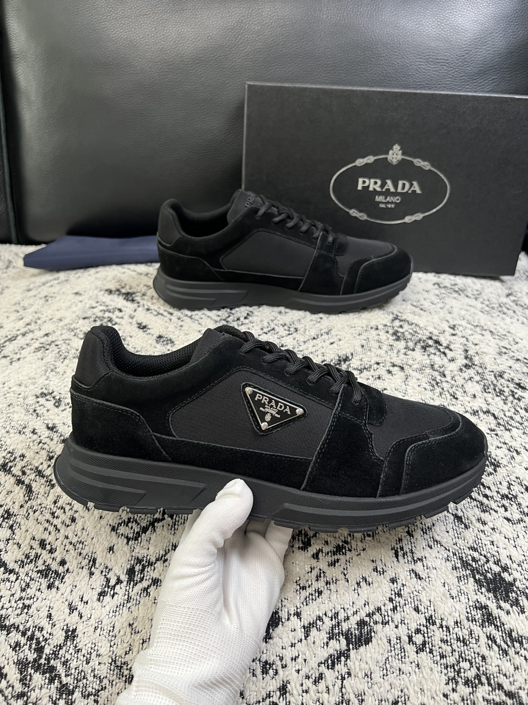 Prada  顶级工艺品，普拉达 专柜同步，原厂配置意大利进口牛皮拼布面料，进口牛皮内里垫，透气舒适，鞋底：原厂特供原版