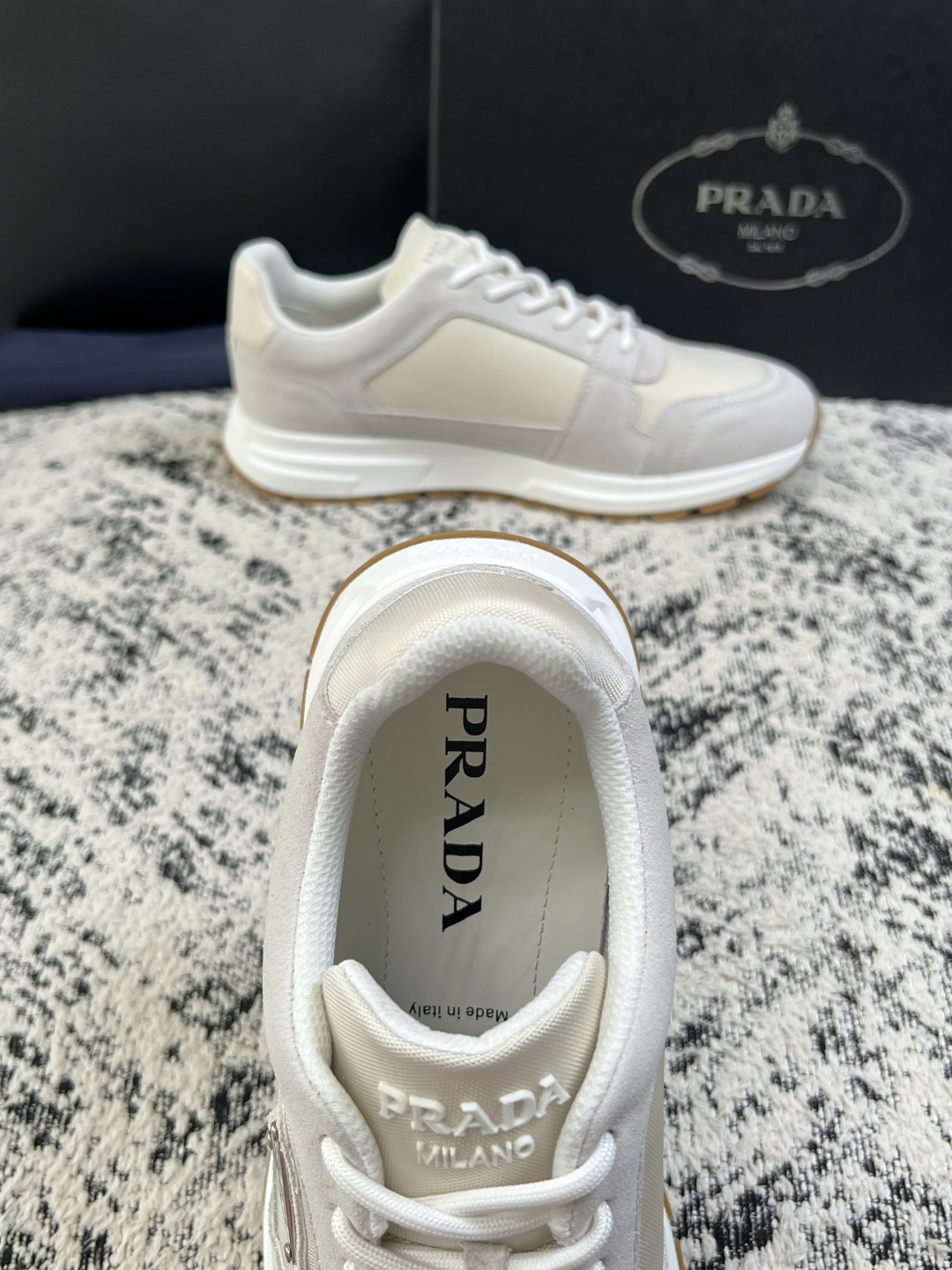 Prada  顶级工艺品，普拉达 专柜同步，原厂配置意大利进口牛皮拼布面料，进口牛皮内里垫，透气舒适，鞋底：原厂特供原版