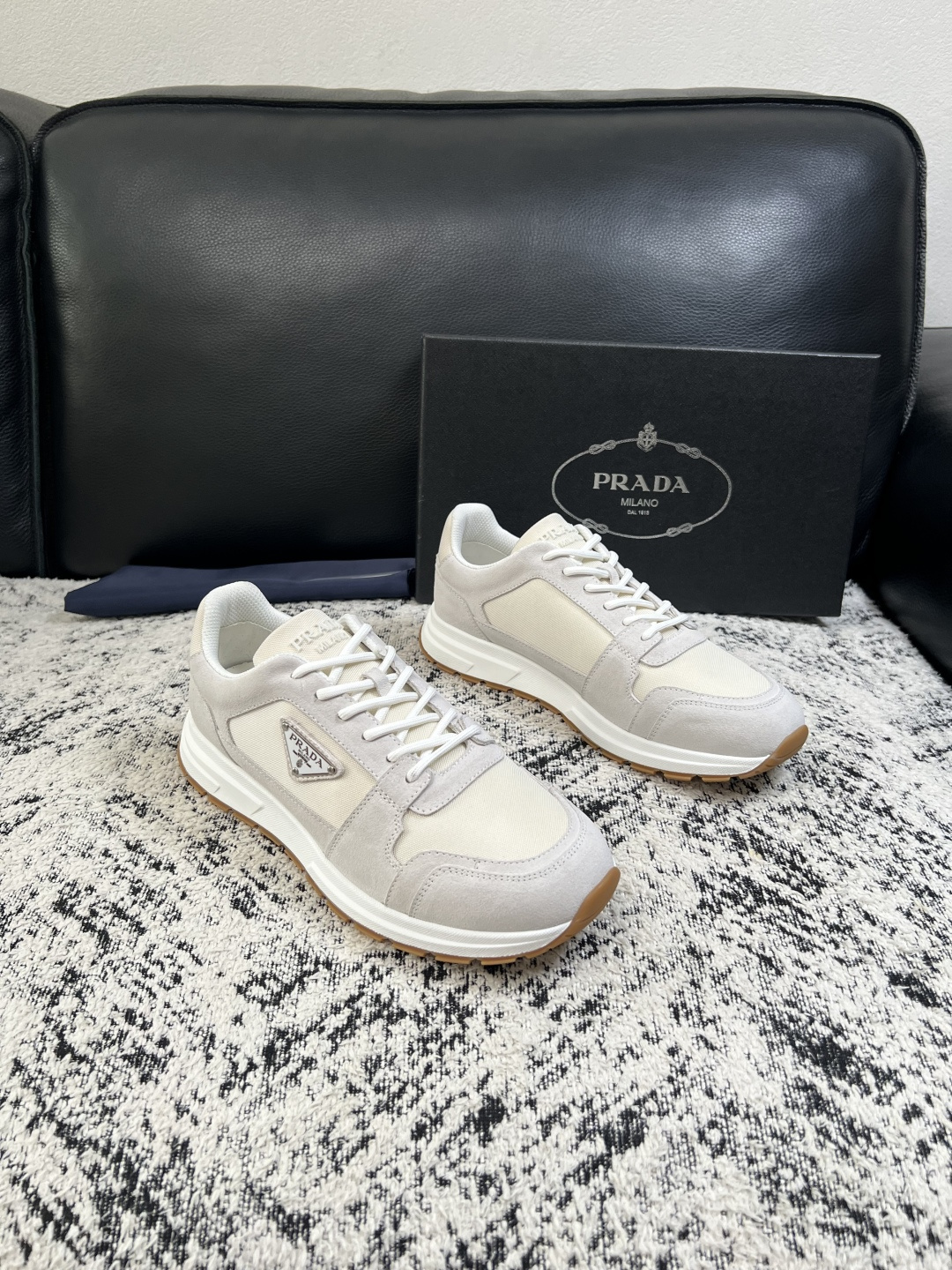 Prada  顶级工艺品，普拉达 专柜同步，原厂配置意大利进口牛皮拼布面料，进口牛皮内里垫，透气舒适，鞋底：原厂特供原版