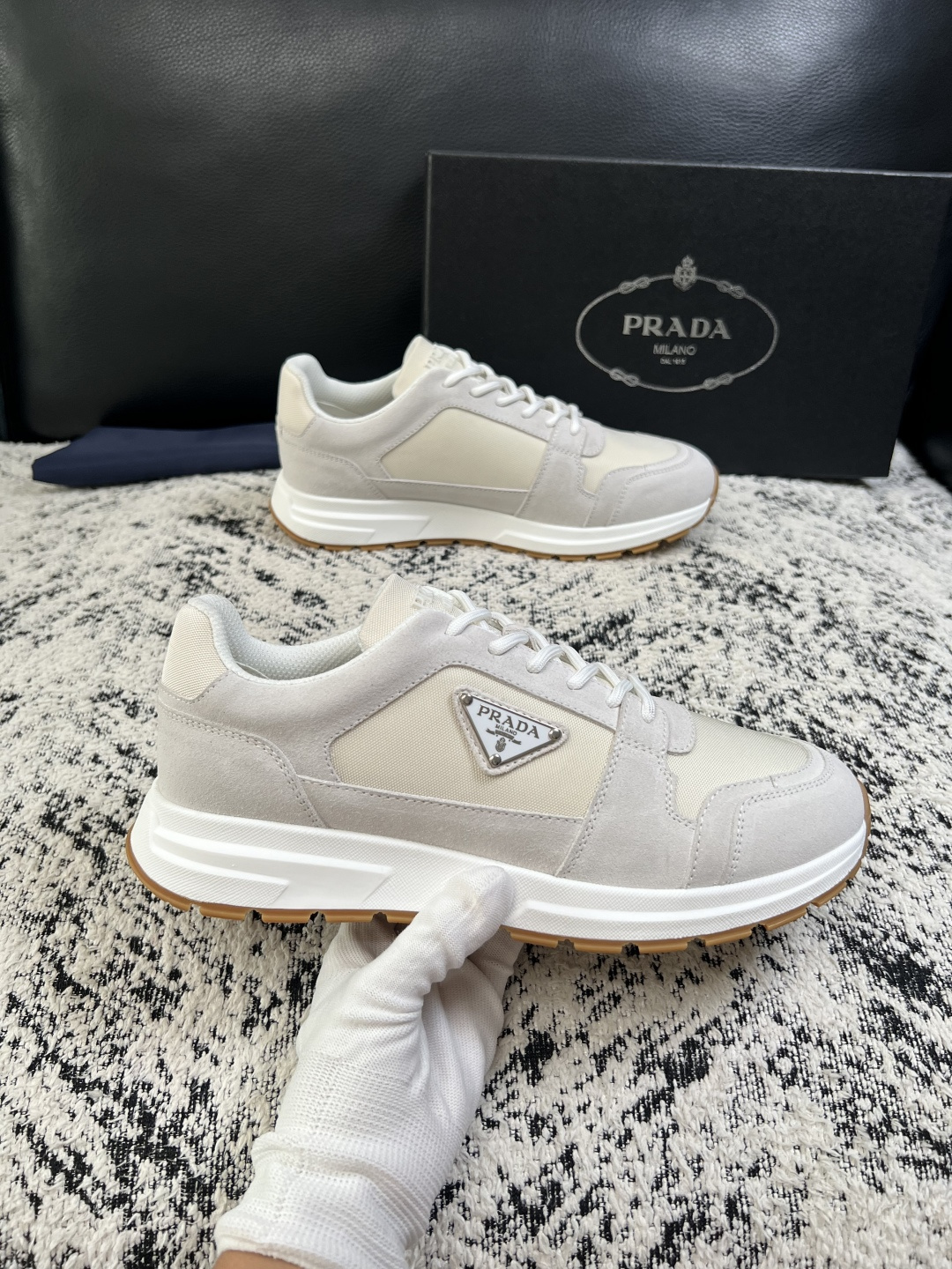 Prada  顶级工艺品，普拉达 专柜同步，原厂配置意大利进口牛皮拼布面料，进口牛皮内里垫，透气舒适，鞋底：原厂特供原版