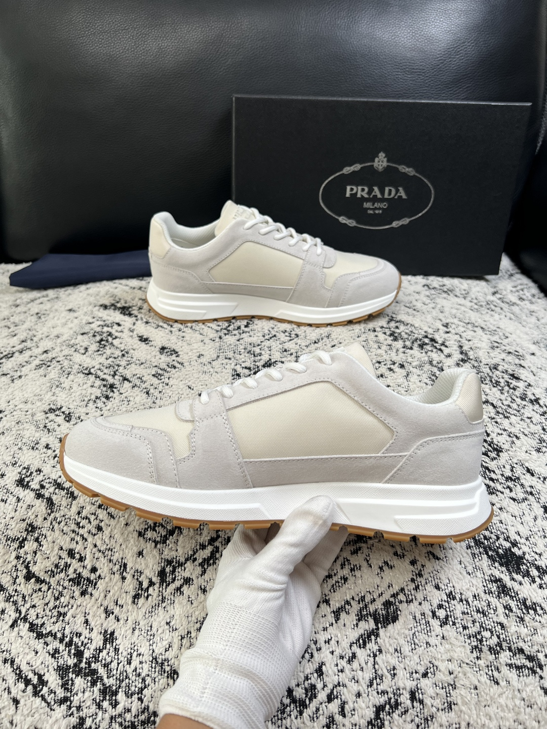 Prada  顶级工艺品，普拉达 专柜同步，原厂配置意大利进口牛皮拼布面料，进口牛皮内里垫，透气舒适，鞋底：原厂特供原版