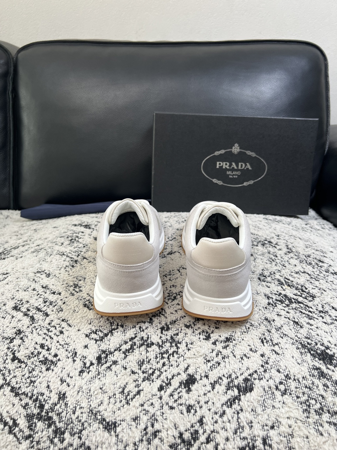 Prada  顶级工艺品，普拉达 专柜同步，原厂配置意大利进口牛皮拼布面料，进口牛皮内里垫，透气舒适，鞋底：原厂特供原版