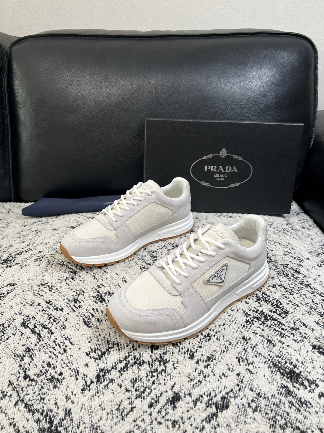 Prada  顶级工艺品，普拉达 专柜同步，原厂配置意大利进口牛皮拼布面料，进口牛皮内里垫，透气舒适，鞋底：原厂特供原版