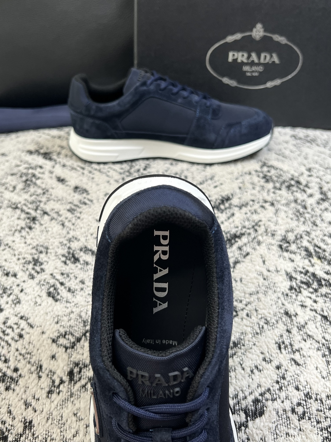 Prada  顶级工艺品，普拉达 专柜同步，原厂配置意大利进口牛皮拼布面料，进口牛皮内里垫，透气舒适，鞋底：原厂特供原版