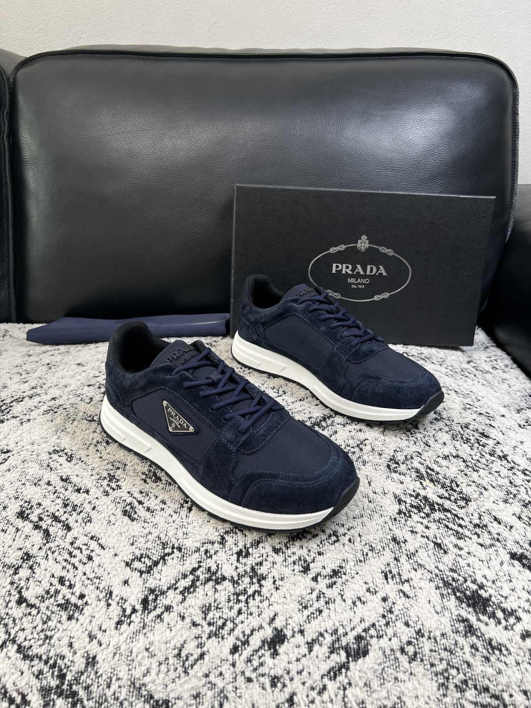 Prada  顶级工艺品，普拉达 专柜同步，原厂配置意大利进口牛皮拼布面料，进口牛皮内里垫，透气舒适，鞋底：原厂特供原版