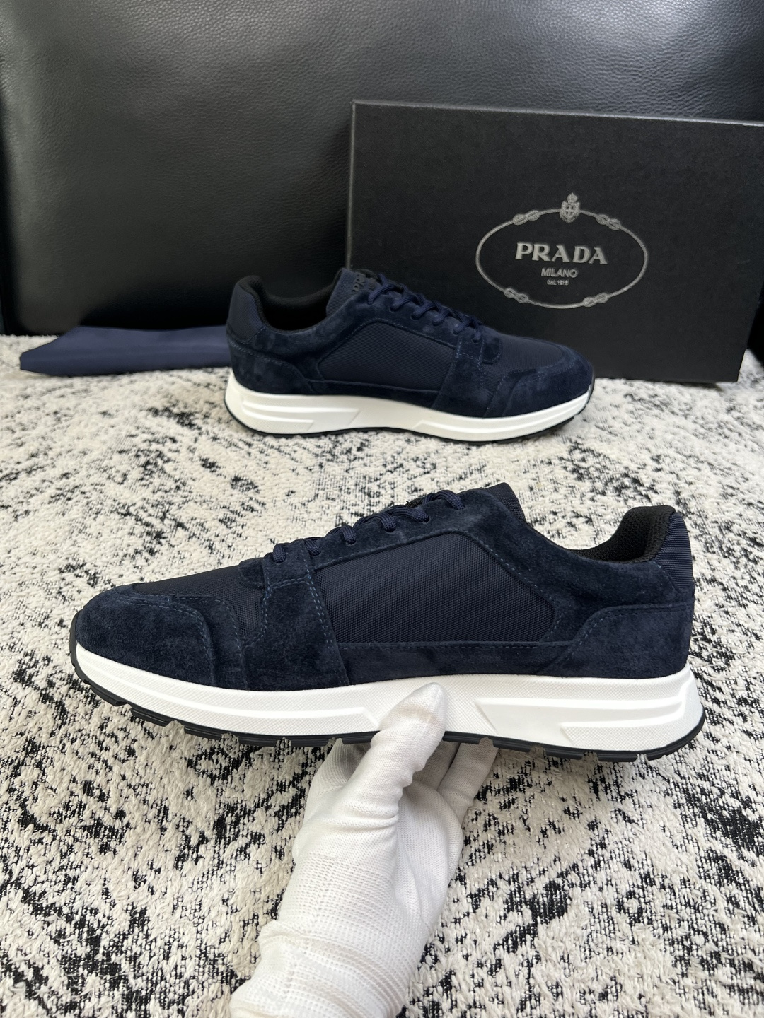 Prada  顶级工艺品，普拉达 专柜同步，原厂配置意大利进口牛皮拼布面料，进口牛皮内里垫，透气舒适，鞋底：原厂特供原版
