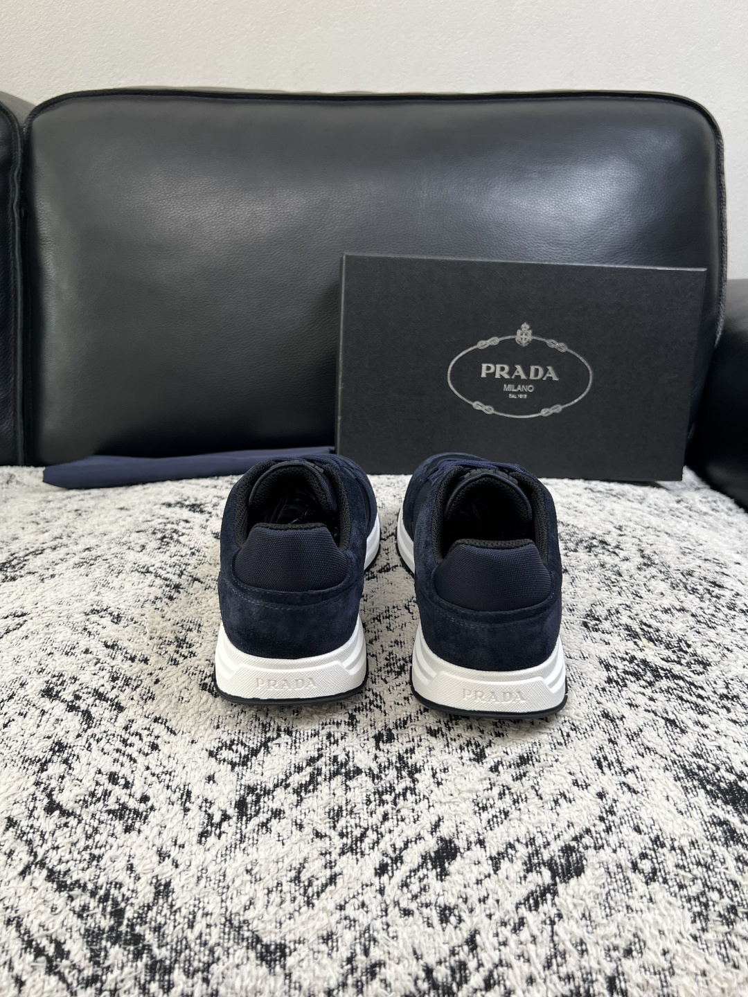 Prada  顶级工艺品，普拉达 专柜同步，原厂配置意大利进口牛皮拼布面料，进口牛皮内里垫，透气舒适，鞋底：原厂特供原版