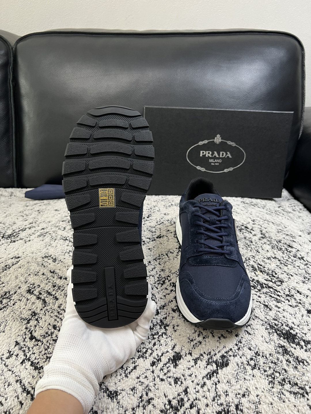 Prada  顶级工艺品，普拉达 专柜同步，原厂配置意大利进口牛皮拼布面料，进口牛皮内里垫，透气舒适，鞋底：原厂特供原版