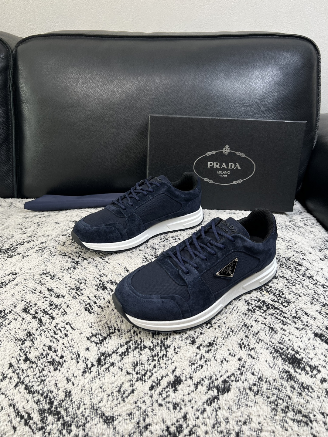 Prada  顶级工艺品，普拉达 专柜同步，原厂配置意大利进口牛皮拼布面料，进口牛皮内里垫，透气舒适，鞋底：原厂特供原版