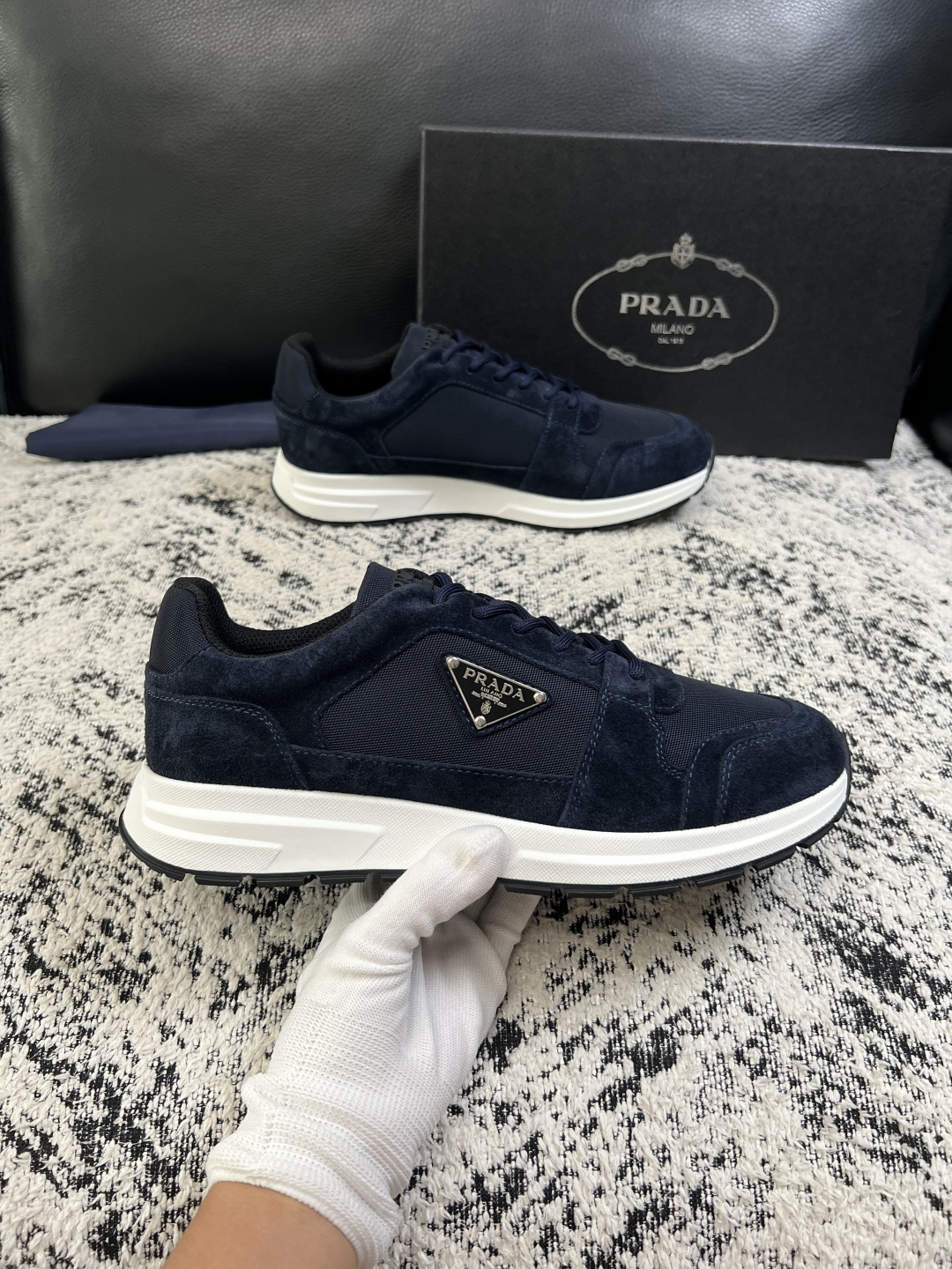 Prada  顶级工艺品，普拉达 专柜同步，原厂配置意大利进口牛皮拼布面料，进口牛皮内里垫，透气舒适，鞋底：原厂特供原版