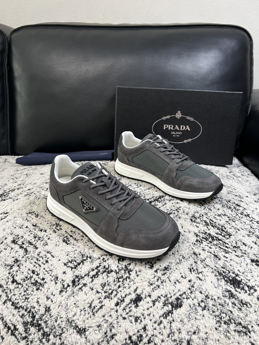 Prada  顶级工艺品，普拉达 专柜同步，原厂配置意大利进口牛皮拼布面料，进口牛皮内里垫，透气舒适，鞋底：原厂特供原版