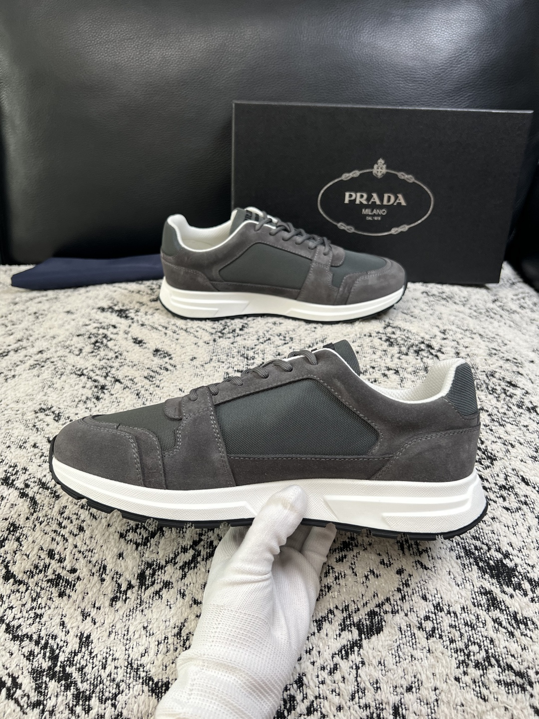 Prada  顶级工艺品，普拉达 专柜同步，原厂配置意大利进口牛皮拼布面料，进口牛皮内里垫，透气舒适，鞋底：原厂特供原版