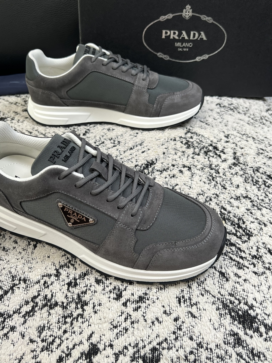 Prada  顶级工艺品，普拉达 专柜同步，原厂配置意大利进口牛皮拼布面料，进口牛皮内里垫，透气舒适，鞋底：原厂特供原版