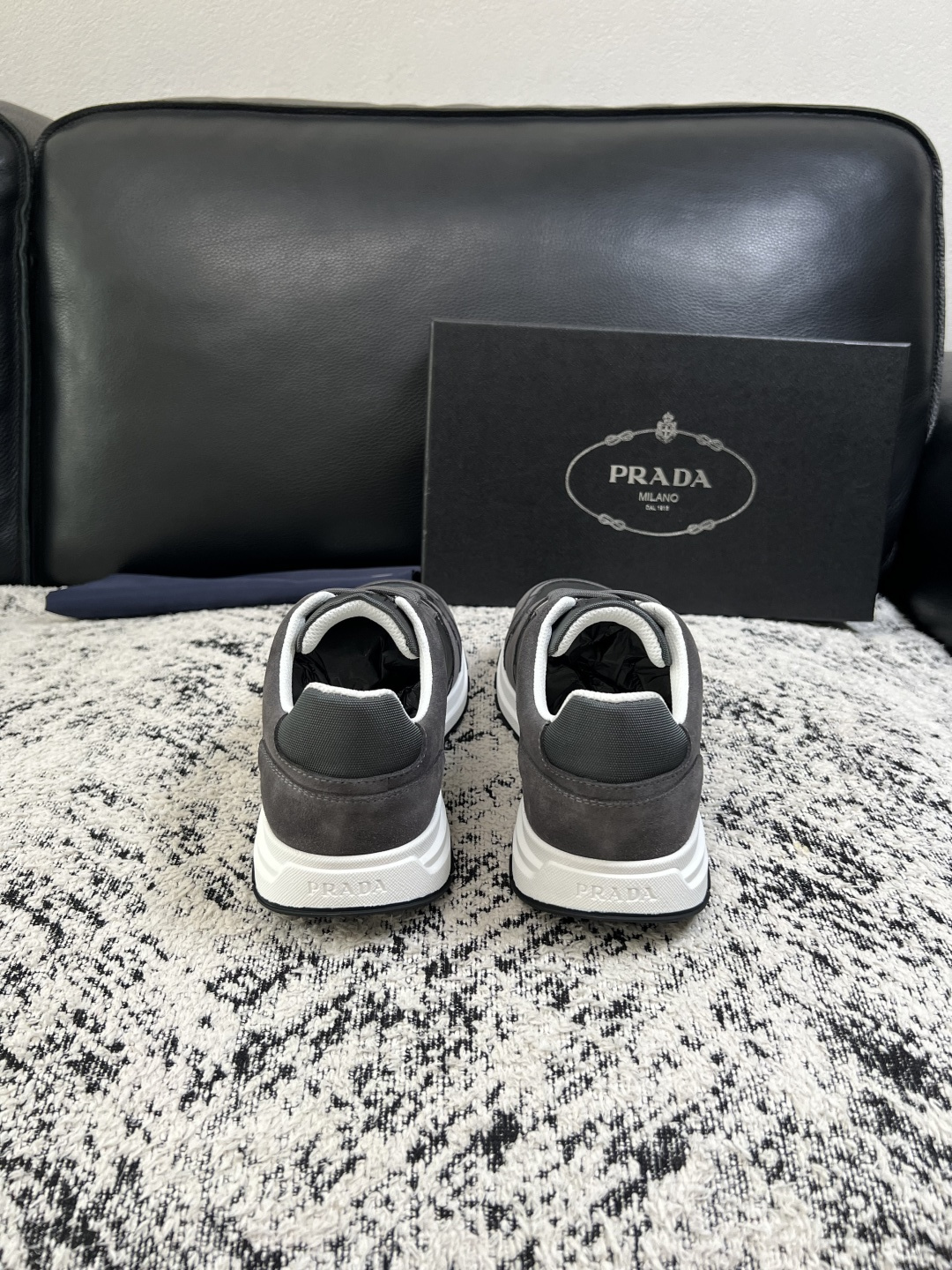 Prada  顶级工艺品，普拉达 专柜同步，原厂配置意大利进口牛皮拼布面料，进口牛皮内里垫，透气舒适，鞋底：原厂特供原版
