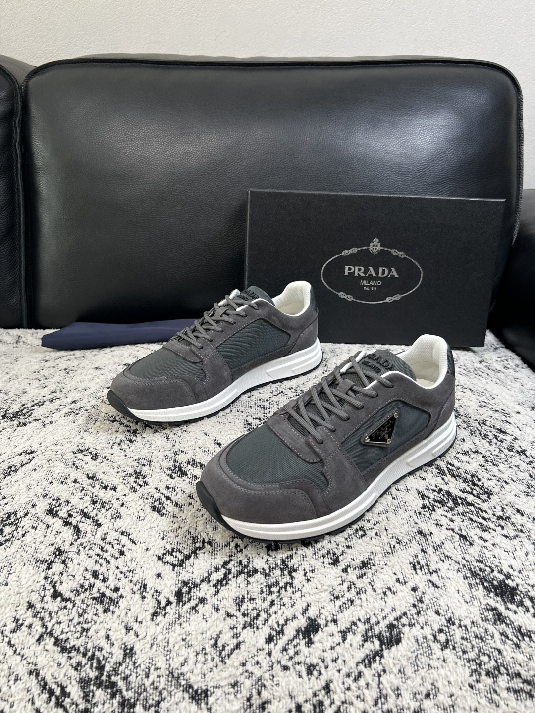 Prada  顶级工艺品，普拉达 专柜同步，原厂配置意大利进口牛皮拼布面料，进口牛皮内里垫，透气舒适，鞋底：原厂特供原版