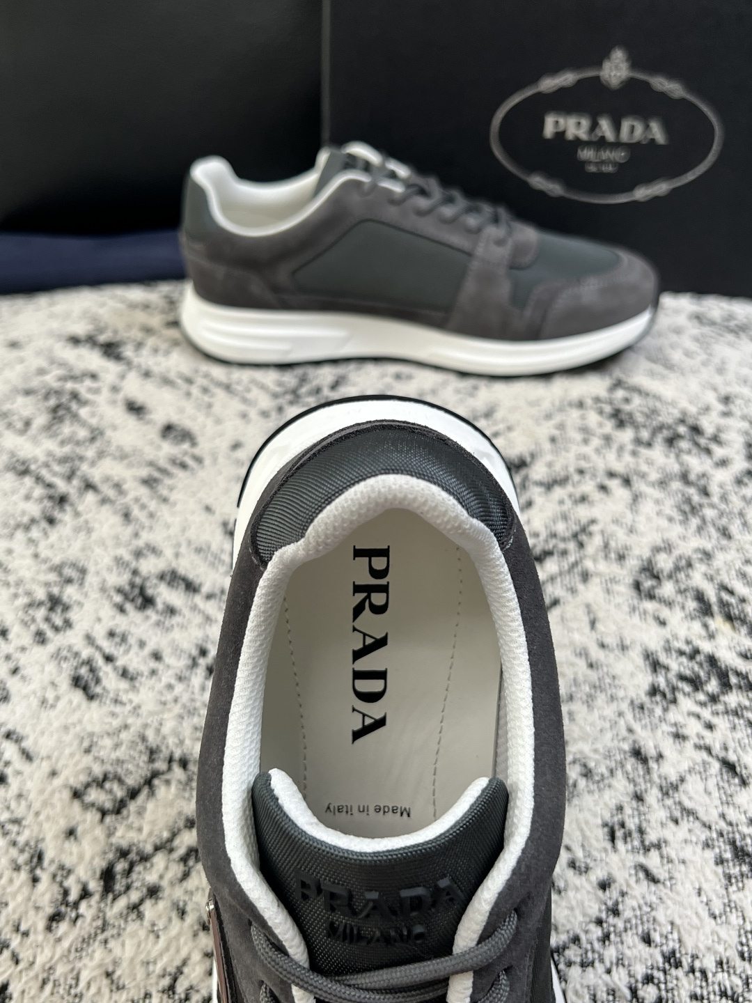 Prada  顶级工艺品，普拉达 专柜同步，原厂配置意大利进口牛皮拼布面料，进口牛皮内里垫，透气舒适，鞋底：原厂特供原版