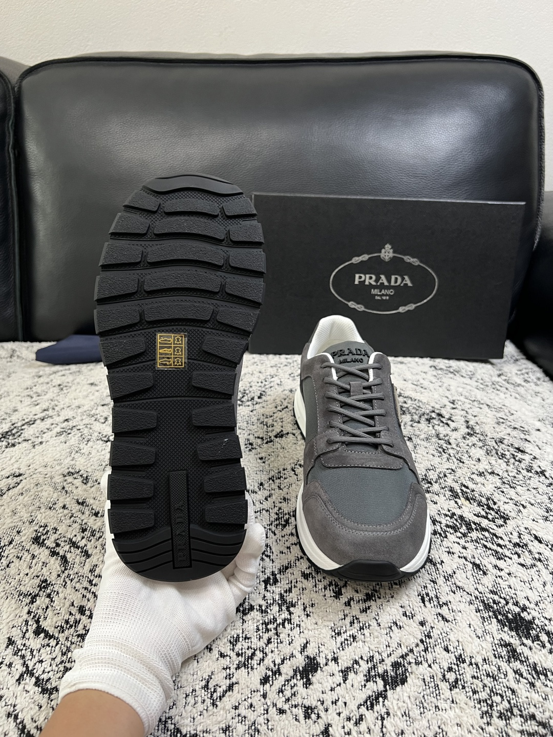 Prada  顶级工艺品，普拉达 专柜同步，原厂配置意大利进口牛皮拼布面料，进口牛皮内里垫，透气舒适，鞋底：原厂特供原版