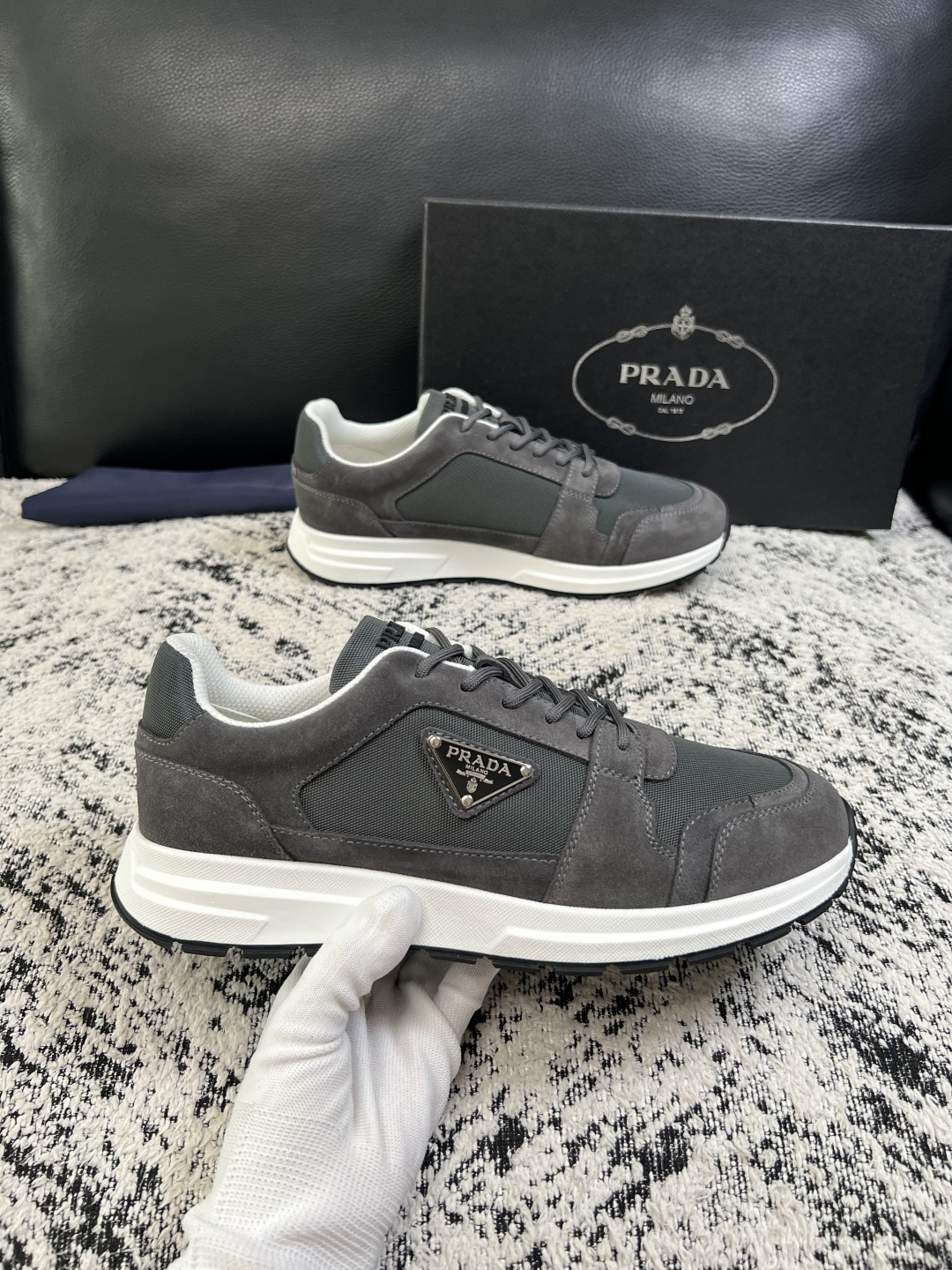 Prada  顶级工艺品，普拉达 专柜同步，原厂配置意大利进口牛皮拼布面料，进口牛皮内里垫，透气舒适，鞋底：原厂特供原版