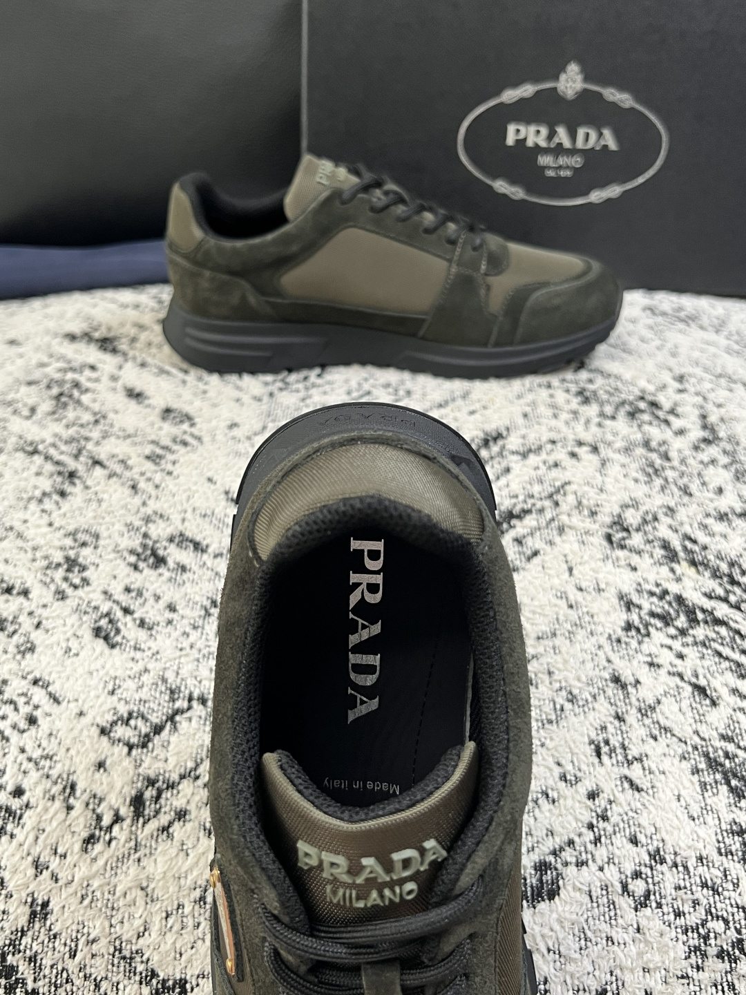 Prada  顶级工艺品，普拉达 专柜同步，原厂配置意大利进口牛皮拼布面料，进口牛皮内里垫，透气舒适，鞋底：原厂特供原版