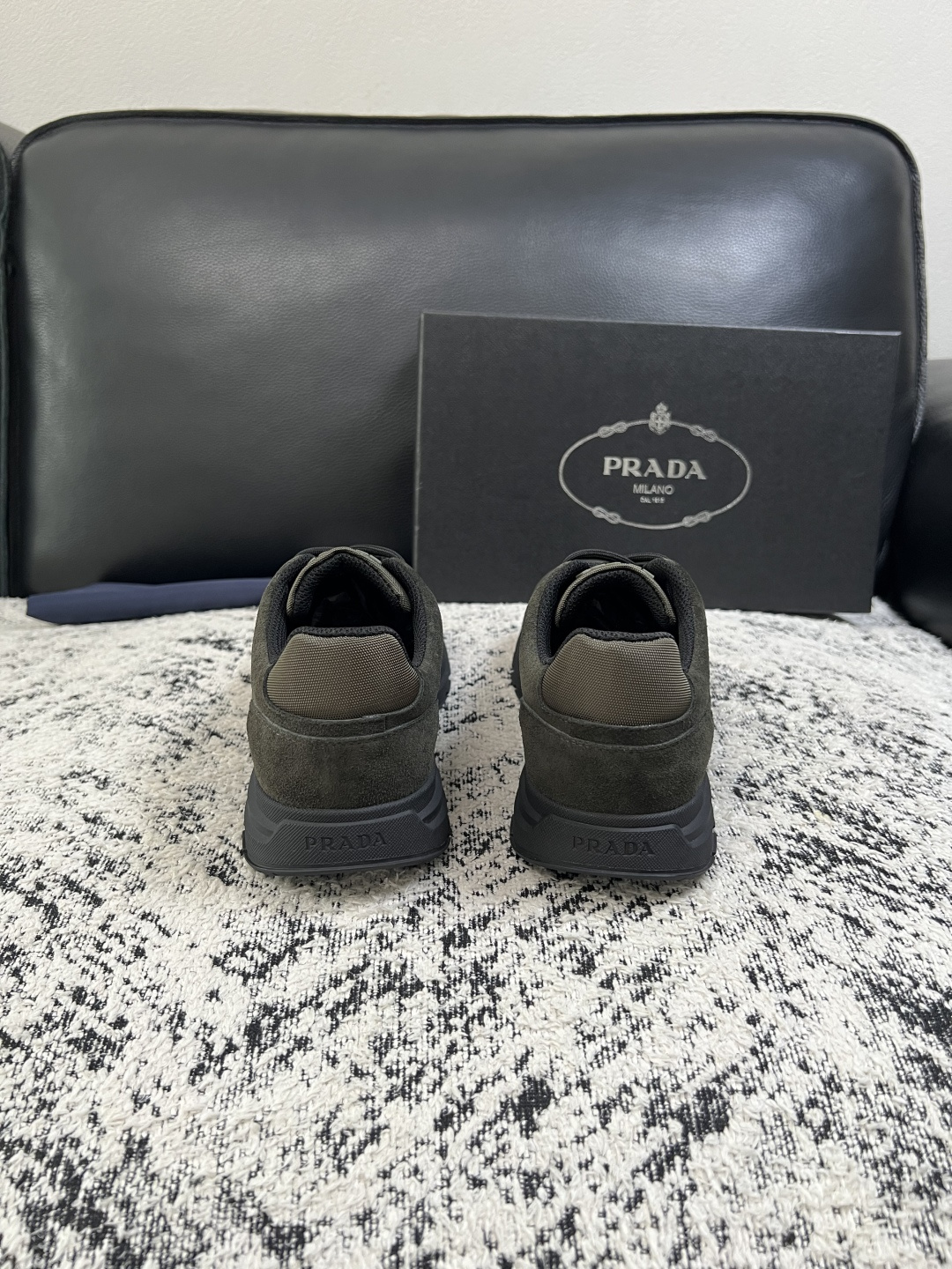 Prada  顶级工艺品，普拉达 专柜同步，原厂配置意大利进口牛皮拼布面料，进口牛皮内里垫，透气舒适，鞋底：原厂特供原版