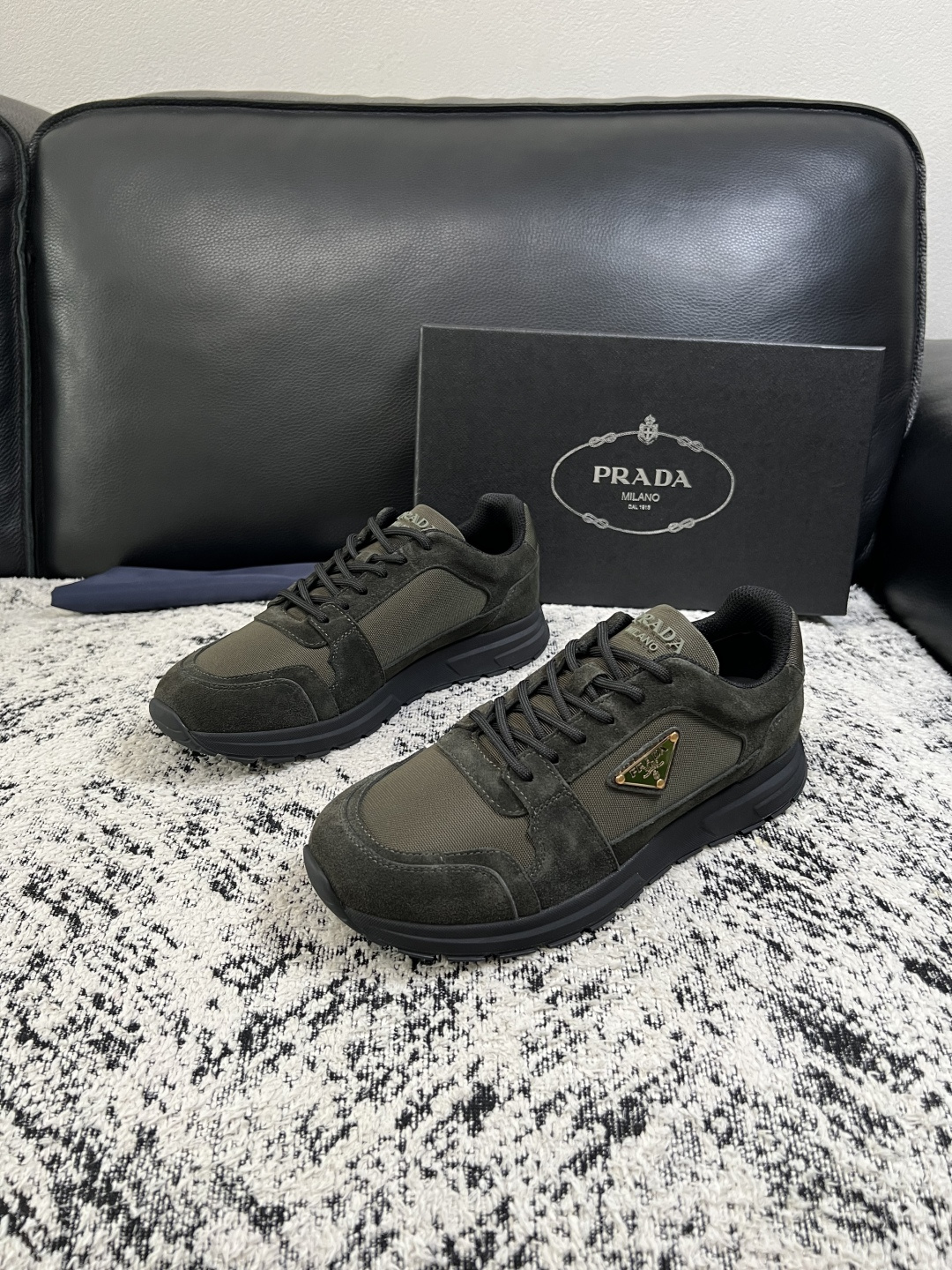 Prada  顶级工艺品，普拉达 专柜同步，原厂配置意大利进口牛皮拼布面料，进口牛皮内里垫，透气舒适，鞋底：原厂特供原版