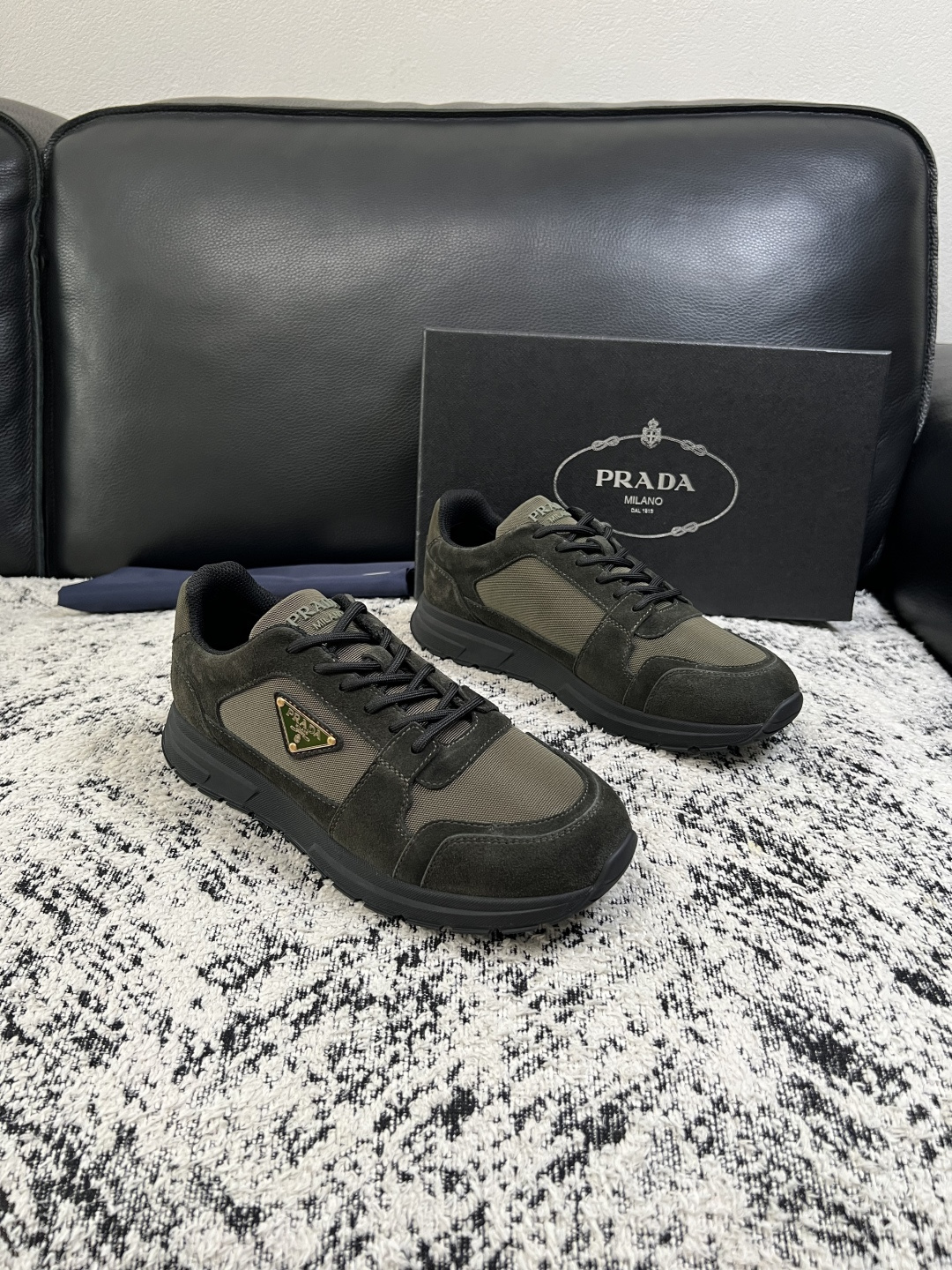 Prada  顶级工艺品，普拉达 专柜同步，原厂配置意大利进口牛皮拼布面料，进口牛皮内里垫，透气舒适，鞋底：原厂特供原版