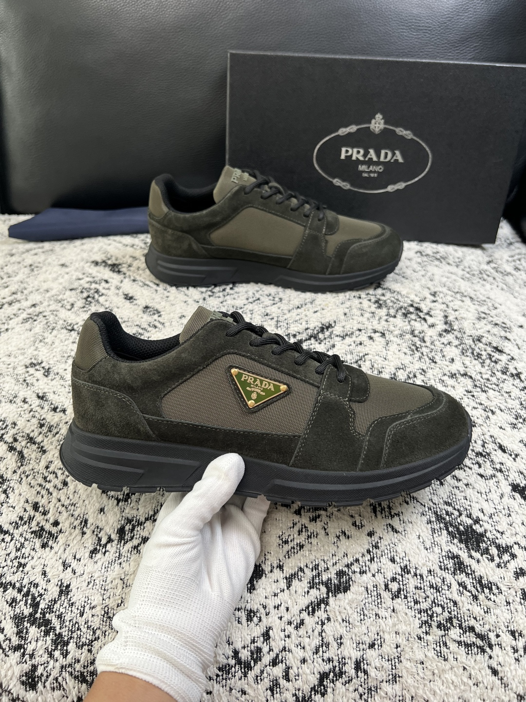 Prada  顶级工艺品，普拉达 专柜同步，原厂配置意大利进口牛皮拼布面料，进口牛皮内里垫，透气舒适，鞋底：原厂特供原版