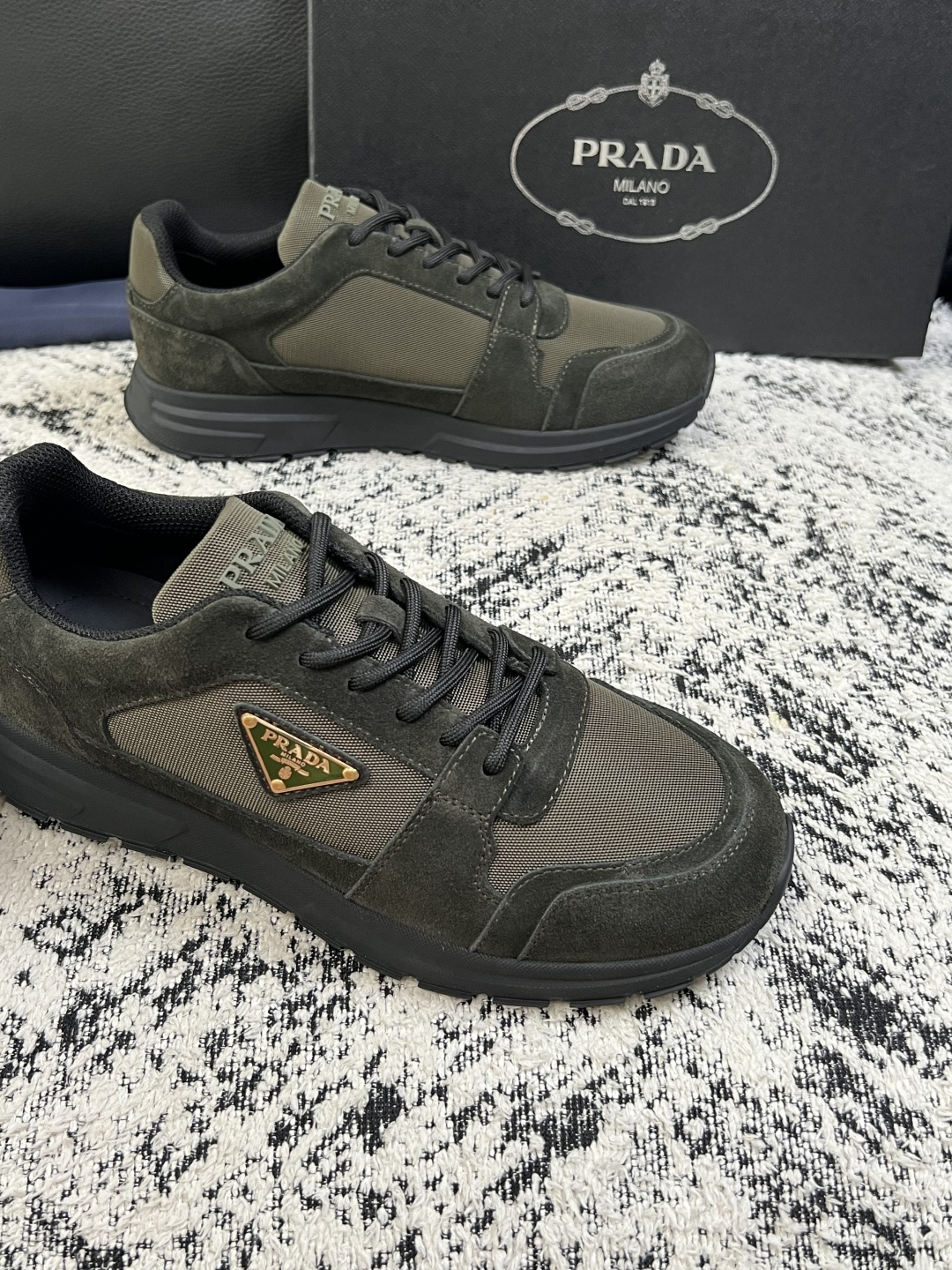 Prada  顶级工艺品，普拉达 专柜同步，原厂配置意大利进口牛皮拼布面料，进口牛皮内里垫，透气舒适，鞋底：原厂特供原版