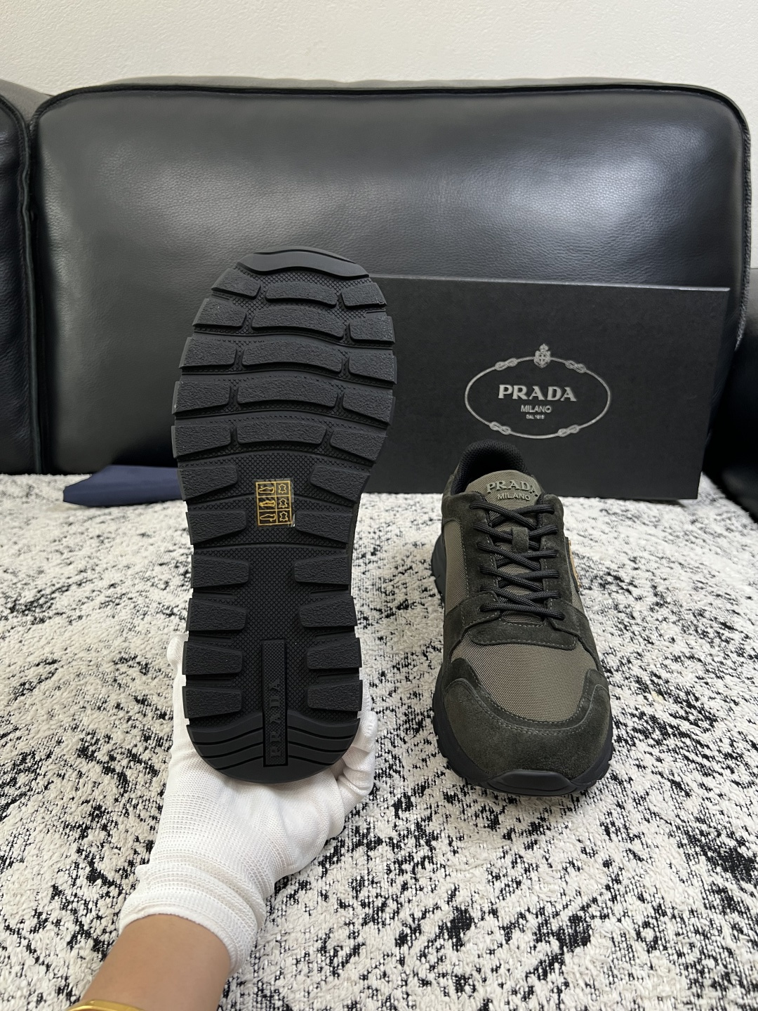 Prada  顶级工艺品，普拉达 专柜同步，原厂配置意大利进口牛皮拼布面料，进口牛皮内里垫，透气舒适，鞋底：原厂特供原版