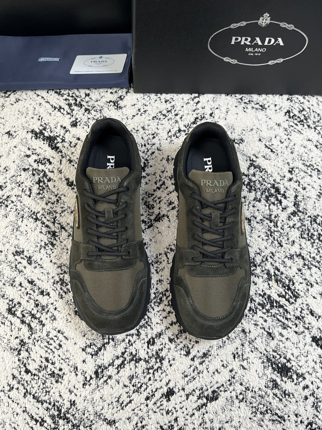 Prada  顶级工艺品，普拉达 专柜同步，原厂配置意大利进口牛皮拼布面料，进口牛皮内里垫，透气舒适，鞋底：原厂特供原版