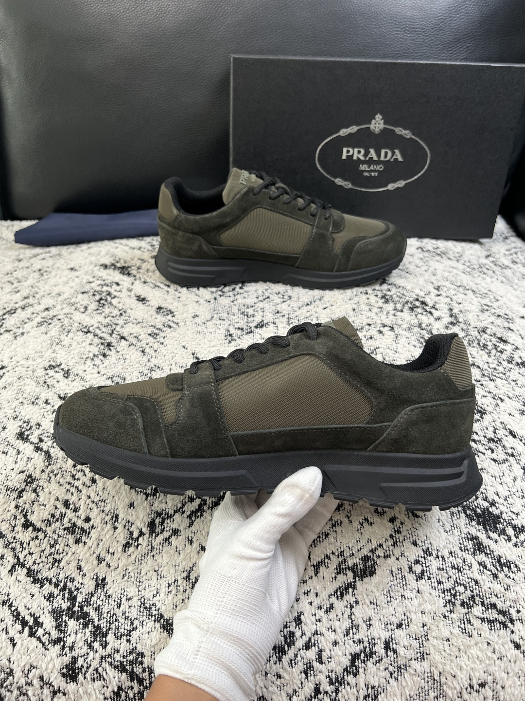 Prada  顶级工艺品，普拉达 专柜同步，原厂配置意大利进口牛皮拼布面料，进口牛皮内里垫，透气舒适，鞋底：原厂特供原版