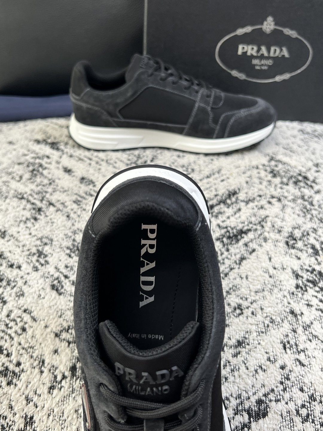Prada  顶级工艺品，普拉达 专柜同步，原厂配置意大利进口牛皮拼布面料，进口牛皮内里垫，透气舒适，鞋底：原厂特供原版