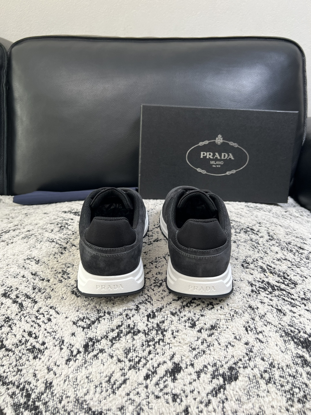 Prada  顶级工艺品，普拉达 专柜同步，原厂配置意大利进口牛皮拼布面料，进口牛皮内里垫，透气舒适，鞋底：原厂特供原版