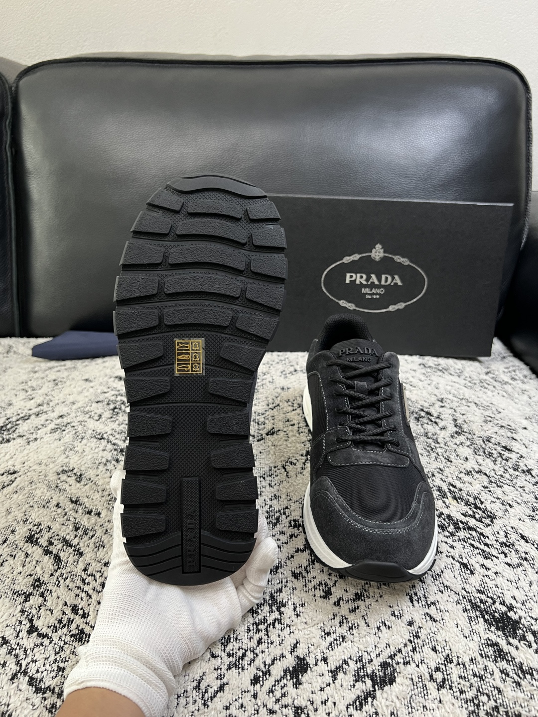 Prada  顶级工艺品，普拉达 专柜同步，原厂配置意大利进口牛皮拼布面料，进口牛皮内里垫，透气舒适，鞋底：原厂特供原版