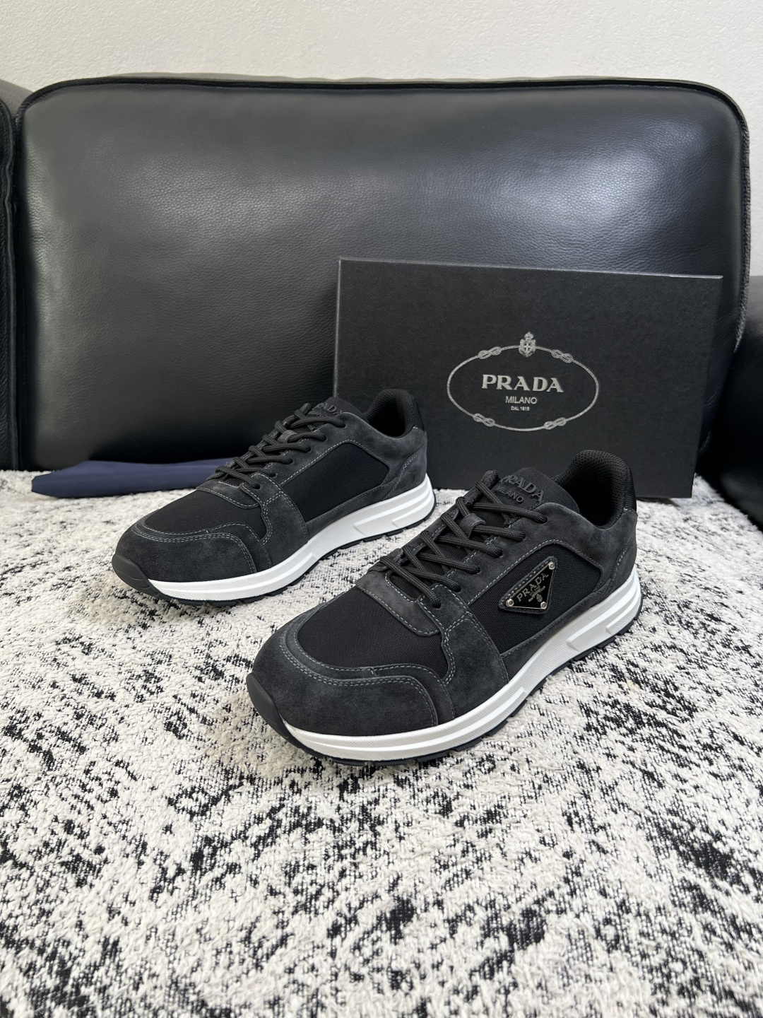 Prada  顶级工艺品，普拉达 专柜同步，原厂配置意大利进口牛皮拼布面料，进口牛皮内里垫，透气舒适，鞋底：原厂特供原版