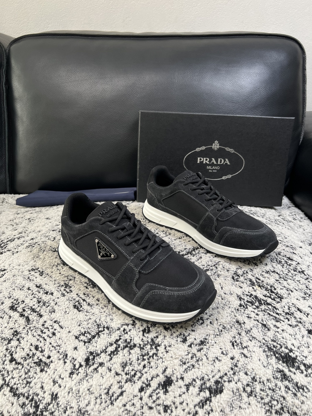 Prada  顶级工艺品，普拉达 专柜同步，原厂配置意大利进口牛皮拼布面料，进口牛皮内里垫，透气舒适，鞋底：原厂特供原版