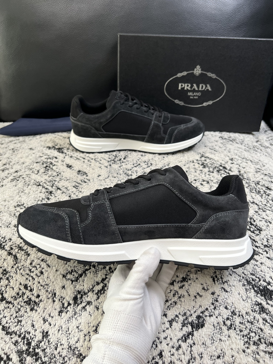 Prada  顶级工艺品，普拉达 专柜同步，原厂配置意大利进口牛皮拼布面料，进口牛皮内里垫，透气舒适，鞋底：原厂特供原版
