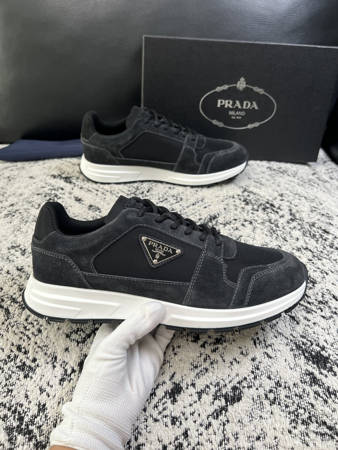 Prada  顶级工艺品，普拉达 专柜同步，原厂配置意大利进口牛皮拼布面料，进口牛皮内里垫，透气舒适，鞋底：原厂特供原版