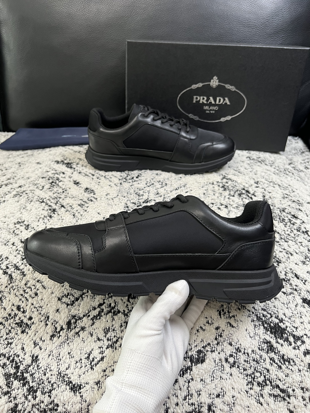 Prada  顶级工艺品，普拉达 专柜同步，原厂配置意大利进口牛皮拼布面料，进口牛皮内里垫，透气舒适，鞋底：原厂特供原版