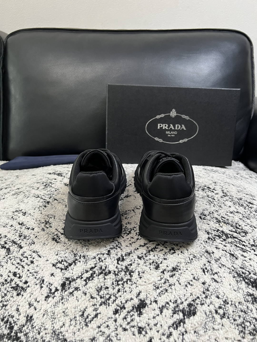 Prada  顶级工艺品，普拉达 专柜同步，原厂配置意大利进口牛皮拼布面料，进口牛皮内里垫，透气舒适，鞋底：原厂特供原版