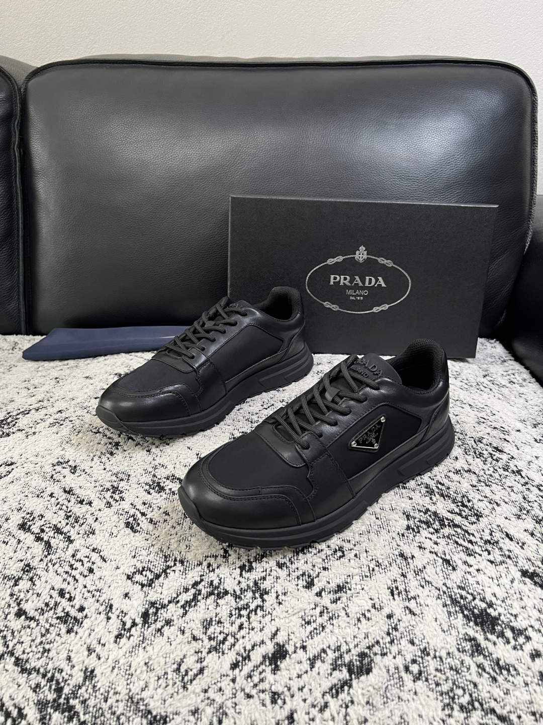 Prada  顶级工艺品，普拉达 专柜同步，原厂配置意大利进口牛皮拼布面料，进口牛皮内里垫，透气舒适，鞋底：原厂特供原版