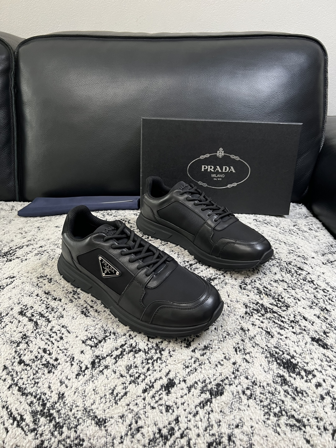 Prada  顶级工艺品，普拉达 专柜同步，原厂配置意大利进口牛皮拼布面料，进口牛皮内里垫，透气舒适，鞋底：原厂特供原版