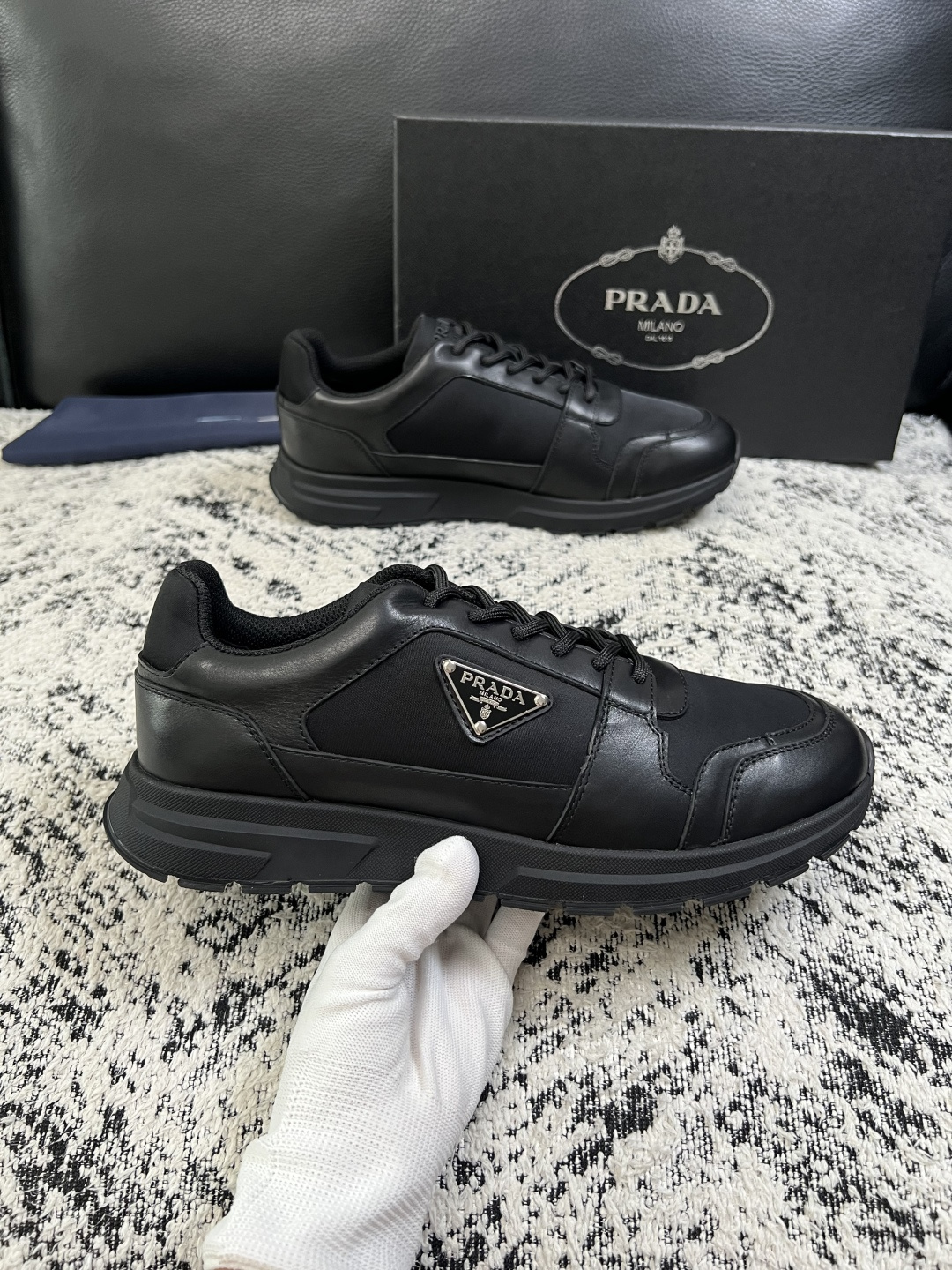 Prada  顶级工艺品，普拉达 专柜同步，原厂配置意大利进口牛皮拼布面料，进口牛皮内里垫，透气舒适，鞋底：原厂特供原版