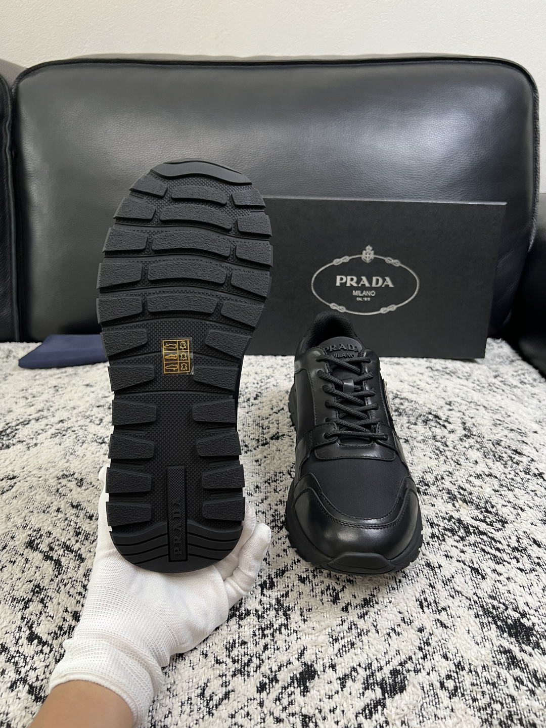 Prada  顶级工艺品，普拉达 专柜同步，原厂配置意大利进口牛皮拼布面料，进口牛皮内里垫，透气舒适，鞋底：原厂特供原版