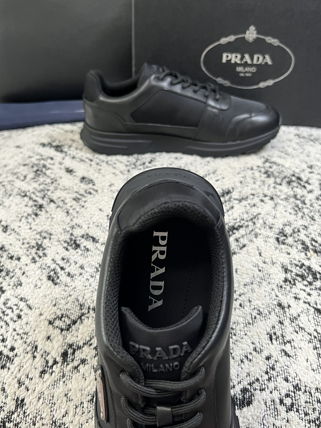 Prada  顶级工艺品，普拉达 专柜同步，原厂配置意大利进口牛皮拼布面料，进口牛皮内里垫，透气舒适，鞋底：原厂特供原版