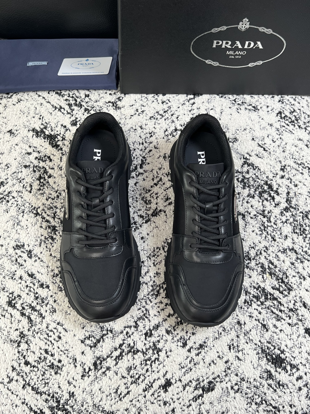 Prada  顶级工艺品，普拉达 专柜同步，原厂配置意大利进口牛皮拼布面料，进口牛皮内里垫，透气舒适，鞋底：原厂特供原版