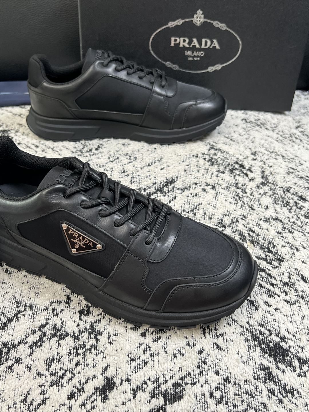 Prada  顶级工艺品，普拉达 专柜同步，原厂配置意大利进口牛皮拼布面料，进口牛皮内里垫，透气舒适，鞋底：原厂特供原版