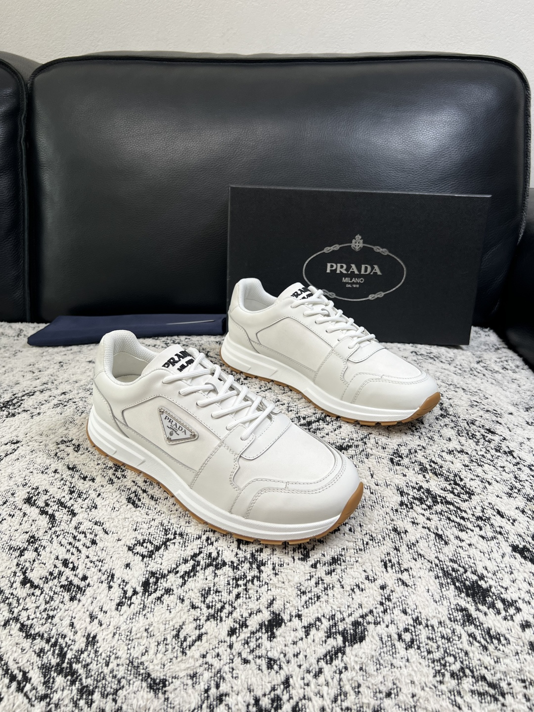 Prada  顶级工艺品，普拉达 专柜同步，原厂配置意大利进口牛皮拼布面料，进口牛皮内里垫，透气舒适，鞋底：原厂特供原版