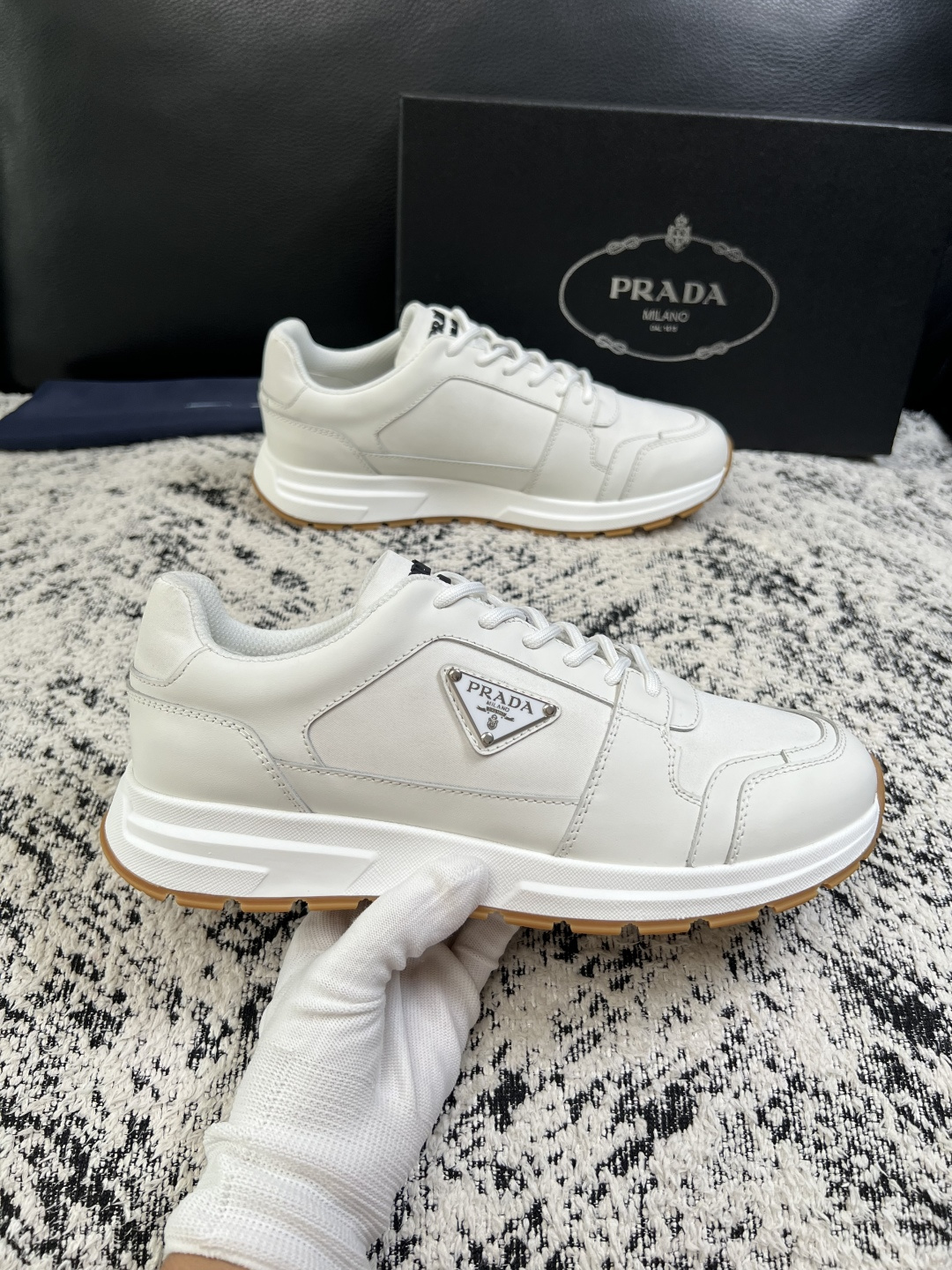 Prada  顶级工艺品，普拉达 专柜同步，原厂配置意大利进口牛皮拼布面料，进口牛皮内里垫，透气舒适，鞋底：原厂特供原版